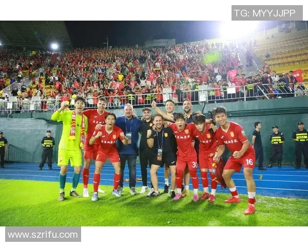 足球明星在赛前热身展现精彩瞬间引发球迷热烈期待